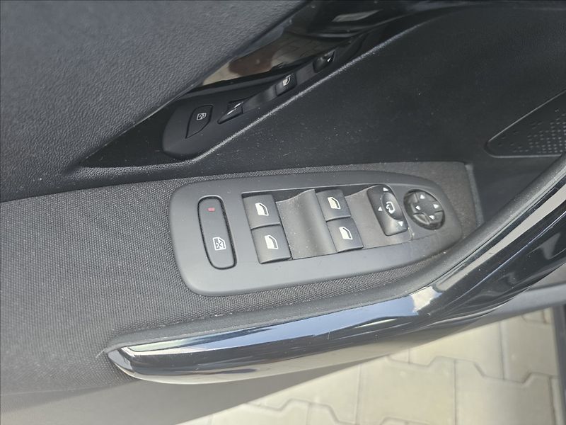 Peugeot 208 1,2 i Actice klima - fotka 14 z 40