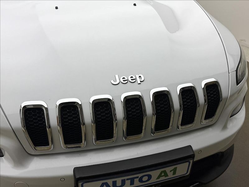 Jeep Cherokee 2,0 103kW 4X4 AC NAVI SENZORY - fotka 35 z 41