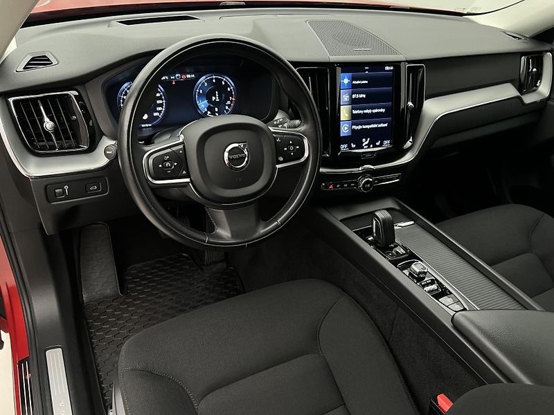 Volvo XC60 B4 MOMENTUM - fotka 4 z 46