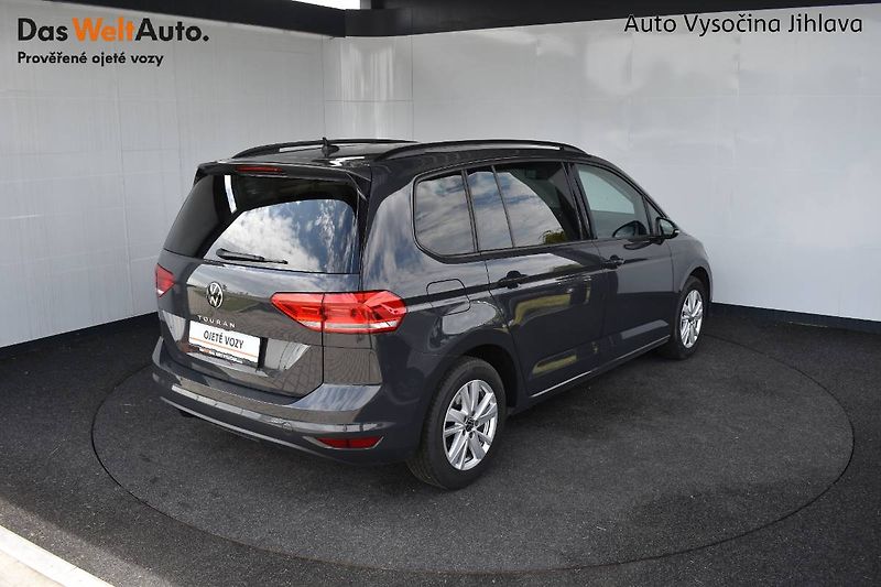 Volkswagen Touran (2022) 1.5TSI 110kW DSG,7 míst - fotka 2 z 20