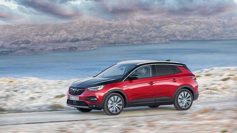 Středně velké SUV kombinuje přeplňovaný zážehový čtyřválec 1,6 se 147 kW (200 koní) se dvěma elektromotory, přičemž každý z nich generuje 80 kW (109 koní).