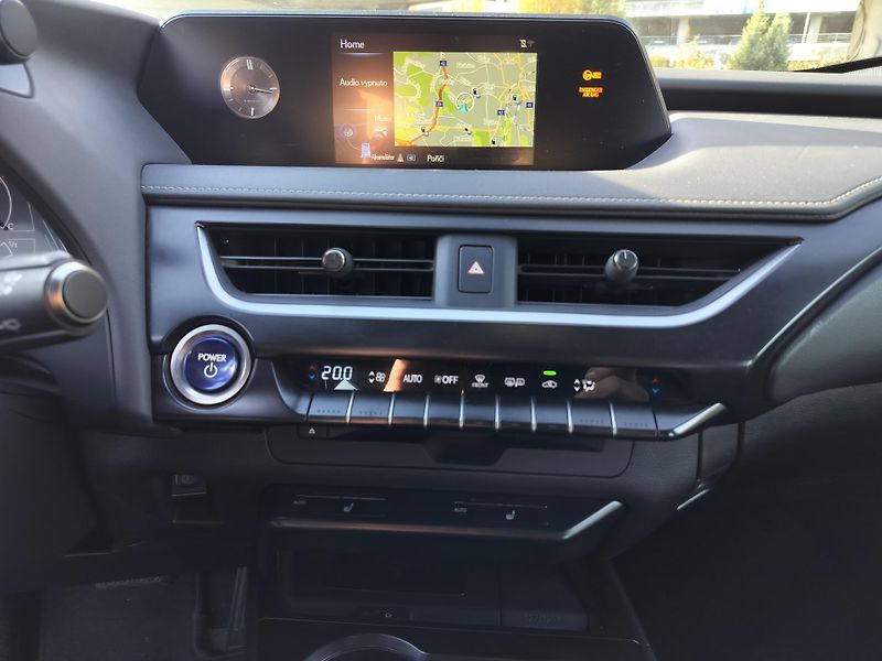 Lexus UX 250h kožené a vyhřívané sedačky - fotka 14 z 21