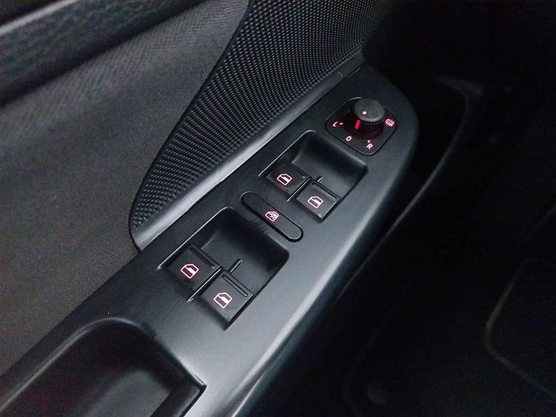 Volkswagen Golf (2010) 1.6 TDI, po STK, levný provoz - fotka 17 z 19