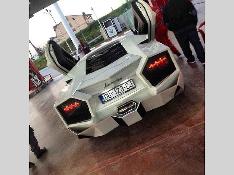 Nadšenec si postavil repliku Lamborghini.