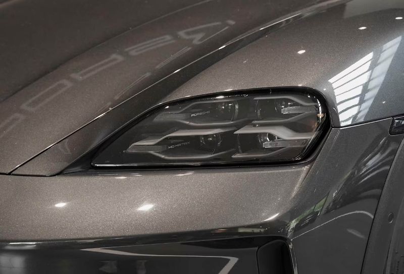 Porsche Taycan 4 Cross Turismo InnoDrive 360 - fotka 6 z 24