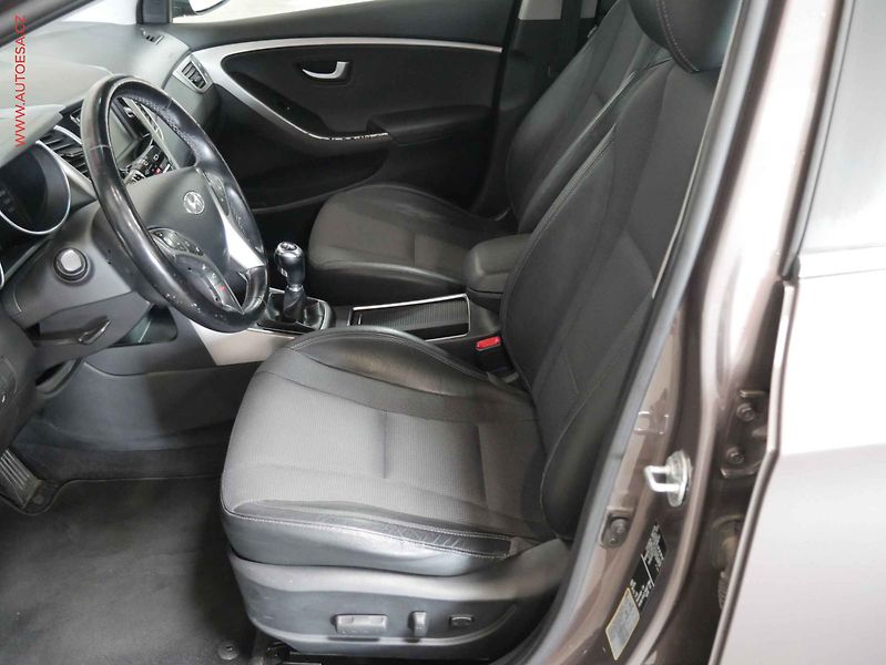 Hyundai i30 (2015) 1.6GDi, 1.maj,ČR, servis - fotka 9 z 21
