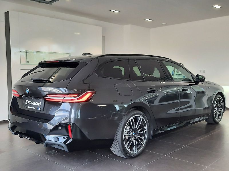 BMW Řada 5 (2025) 520d xDrive Touring M Sport - fotka 6 z 15