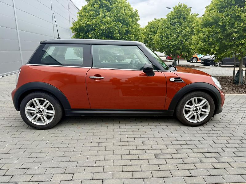 Mini Cooper (2012) 1.6 90kW FACELIFT!!! - fotka 4 z 19