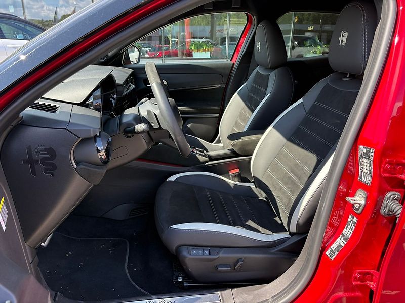 Alfa Romeo Junior Ibrida Sport Speciale 1.2 Turb - fotka 13 z 19