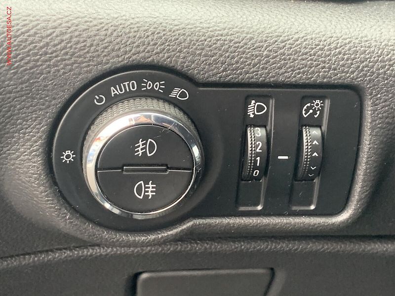 Opel Astra (2011) 1.6i SportTourer - fotka 19 z 21