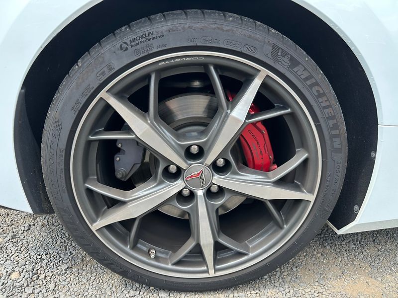 Chevrolet Corvette (2022) C8 Stingray 6.2 V8 354kW Targa - fotka 21 z 33