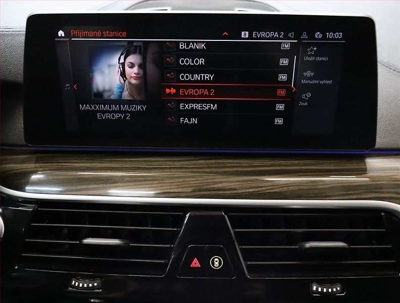 BMW Řada 5 (2019) Luxury Line 530d xDrive, 4X4 - fotka 12 z 25
