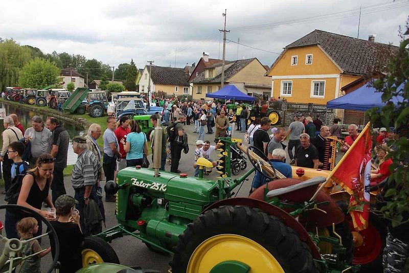 Setkání starých traktorů a veteránů v Brnířově na Domažlicku