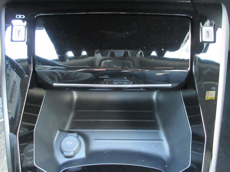 Peugeot 2008 ALLURE Hybrid 145 e-DCS6 - fotka 31 z 37