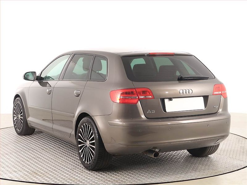 Audi A3 (2012) 1.6 TDI, Navi, Xenony - fotka 4 z 16