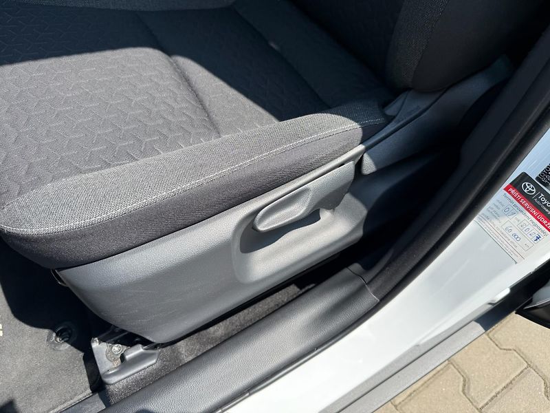 Toyota Yaris Cross 1.5 HSD e-CVT Comfort Tech - fotka 14 z 27