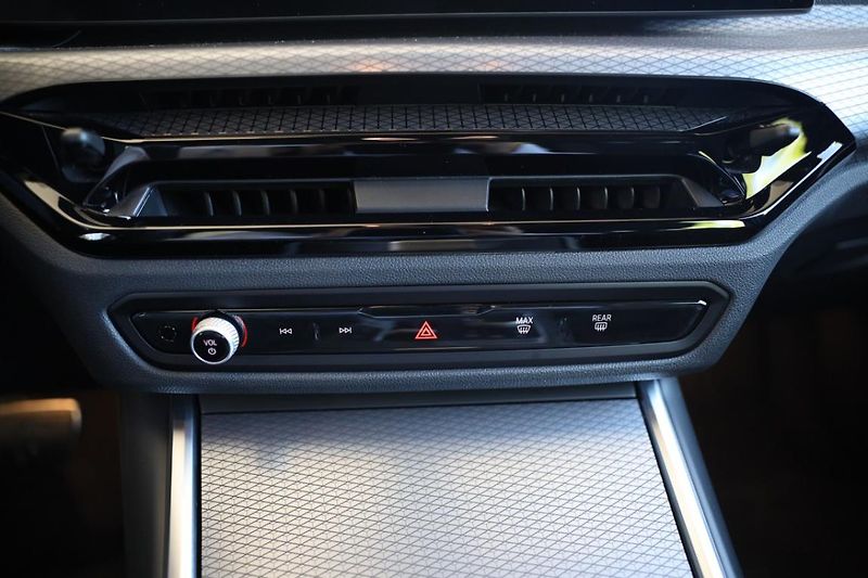 BMW Řada 3 330i xDrive Touring - fotka 11 z 22