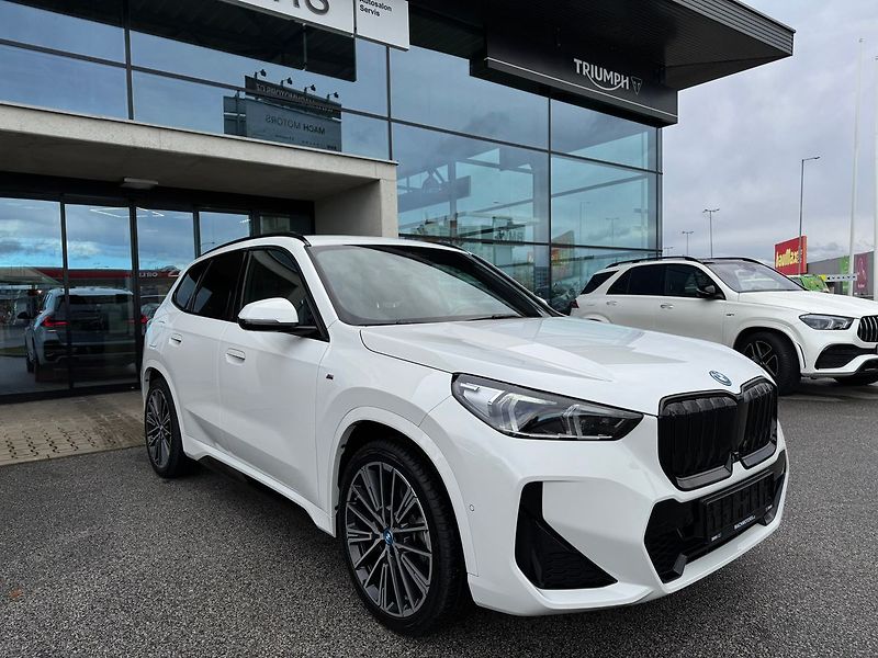 BMW iX1 xDrive 30 - fotka 7 z 22