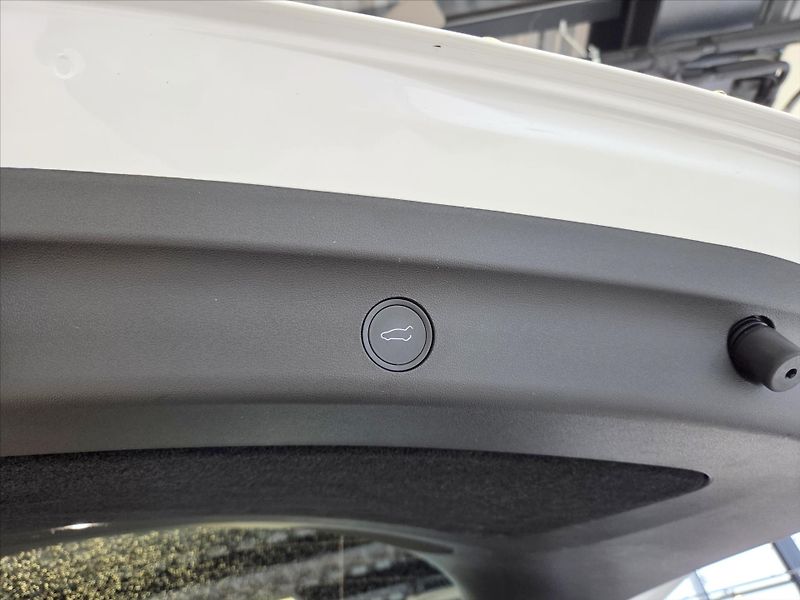 Tesla Model Y Performance 393kW Tov.Zár. 1.m - fotka 14 z 19