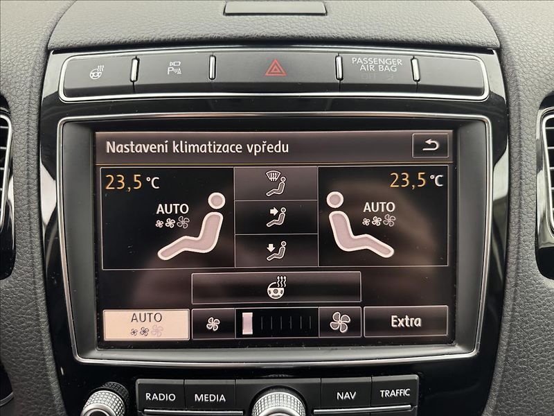 Volkswagen Touareg 3,0 ACC 360° TZ PEČLIVÝ SERVIS - fotka 20 z 49