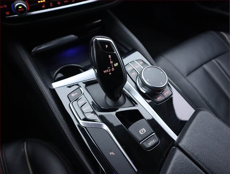 BMW Řada 5 (2019) Luxury Line 530d xDrive - fotka 13 z 24
