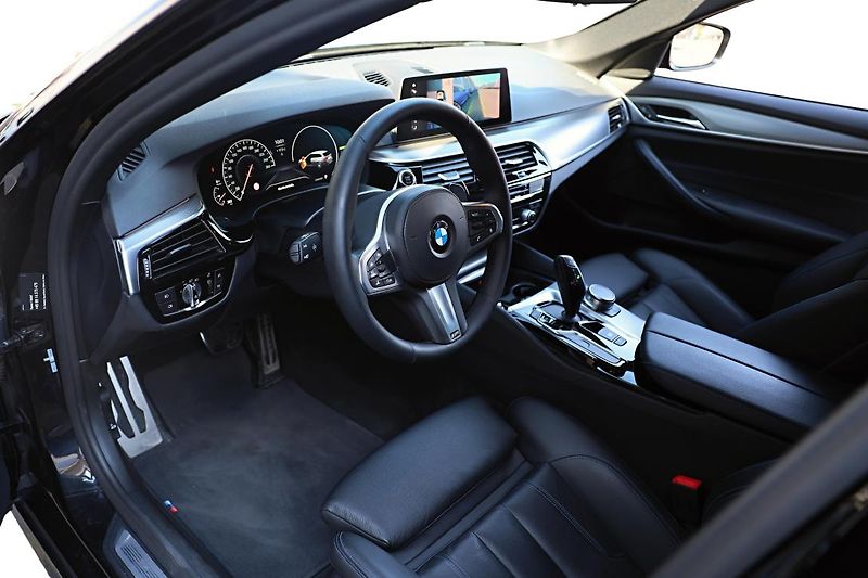 BMW Řada 5 530d xDrive Touring - fotka 6 z 15