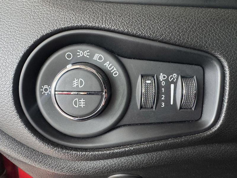 Jeep Renegade 1,3T 4xe*AWD*Distronic*Kamera - fotka 27 z 34