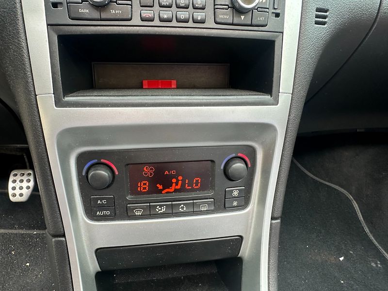 Peugeot 307 2.0HDi Kabriolet/Tempomat/Navi - fotka 28 z 31