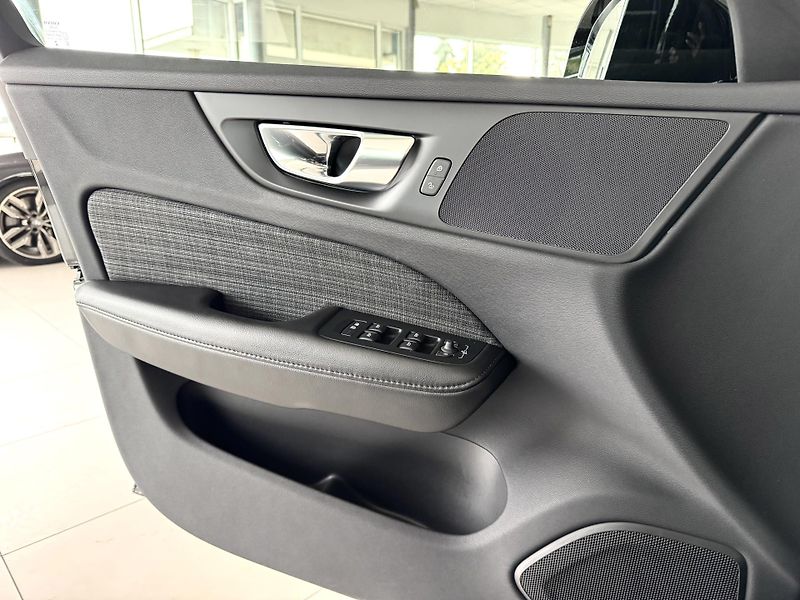 Volvo V60 T6 AWD*Recharge*KeyLess*Tažné - fotka 31 z 39