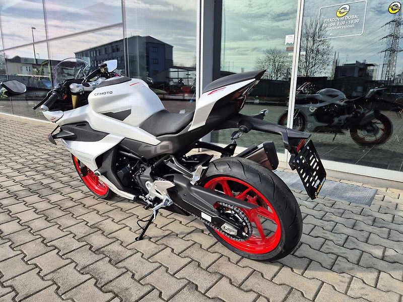 CFMOTO 450 SR (2026) AKČNÍ CENA - fotka 7 z 31