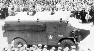 Obrněné velitelské vozidlo Dorchester Československé samostatné obrněné brigády ve Velké Británii při květnov přehlídce v Praze v roce 1945.