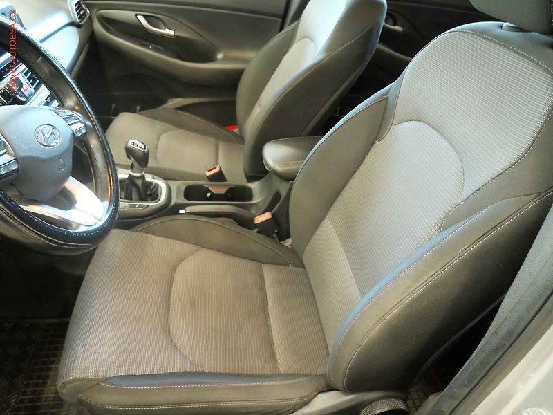 Hyundai i30 (2017) 1.6 CRDi, ČR, AC, temp - fotka 9 z 21