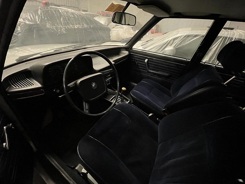 BMW Řada 5 (1974) 525i E12 REZEVOVÁNO - fotka 13 z 26
