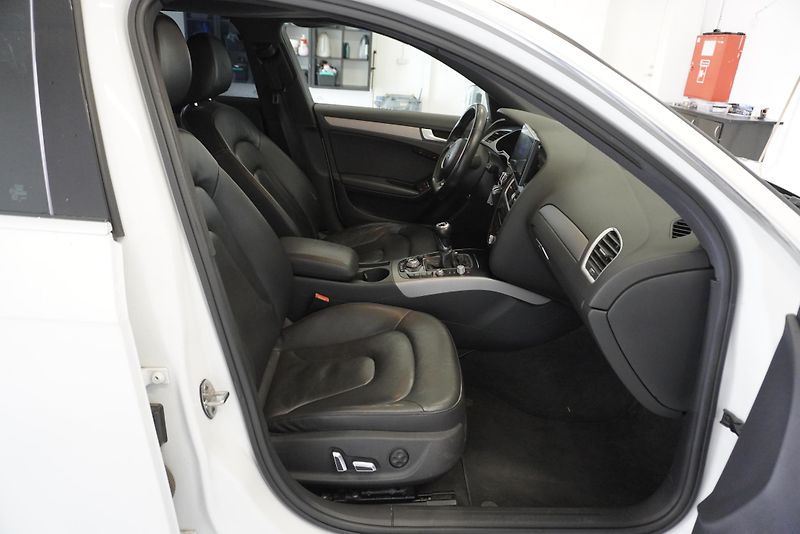 Audi A4 2,0 TDI S-LINE - fotka 25 z 30
