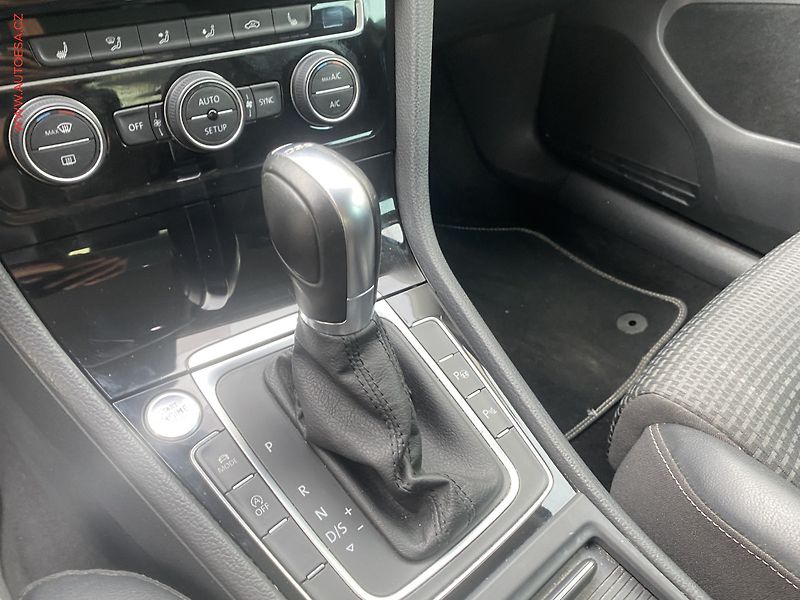 Volkswagen Golf (2013) 2.0 TDi, Highline, DSG, bixen - fotka 16 z 19