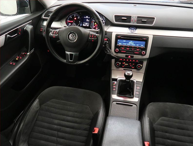 Volkswagen Passat (2011) 2.0 TDI, Tempomat - fotka 7 z 12