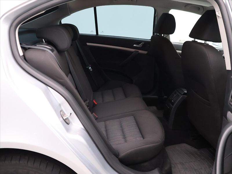 Škoda Octavia 1,6 TDI 77kW Elegance CZ Xenon - fotka 13 z 27