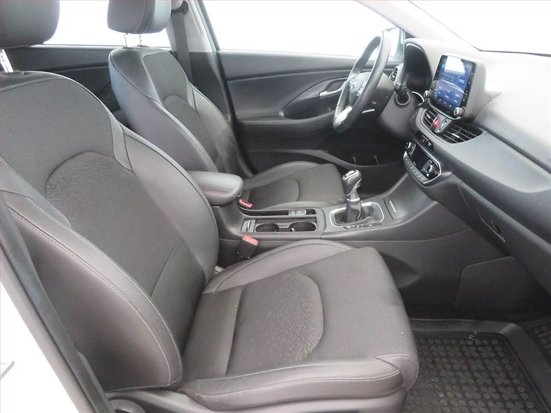 Hyundai i30 (2017) Comfort 1.6 CRDi, Serv.kniha - fotka 9 z 18