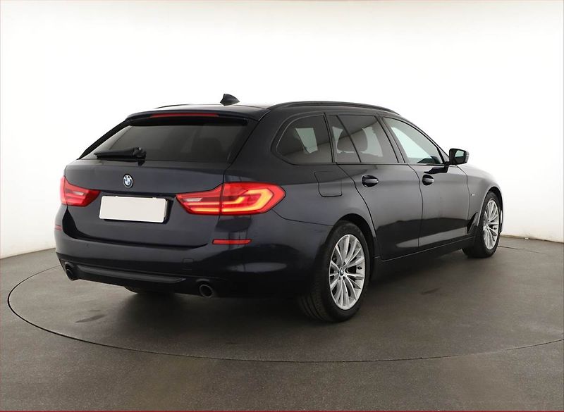 BMW Řada 5 (2017) 530d xDrive, 4X4, Automat - fotka 5 z 21