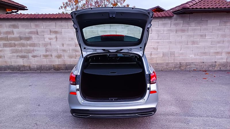 Hyundai i30 1.5 81kW DPI FAMILY COMFORT - fotka 13 z 36