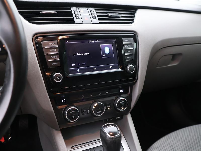 Škoda Octavia 2,0 TDI 110kW DSG Navi DPH - fotka 16 z 26