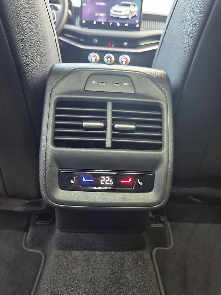 Škoda Superb Combi 2,0 TDI DSG 4x4 142kW L& - fotka 11 z 41