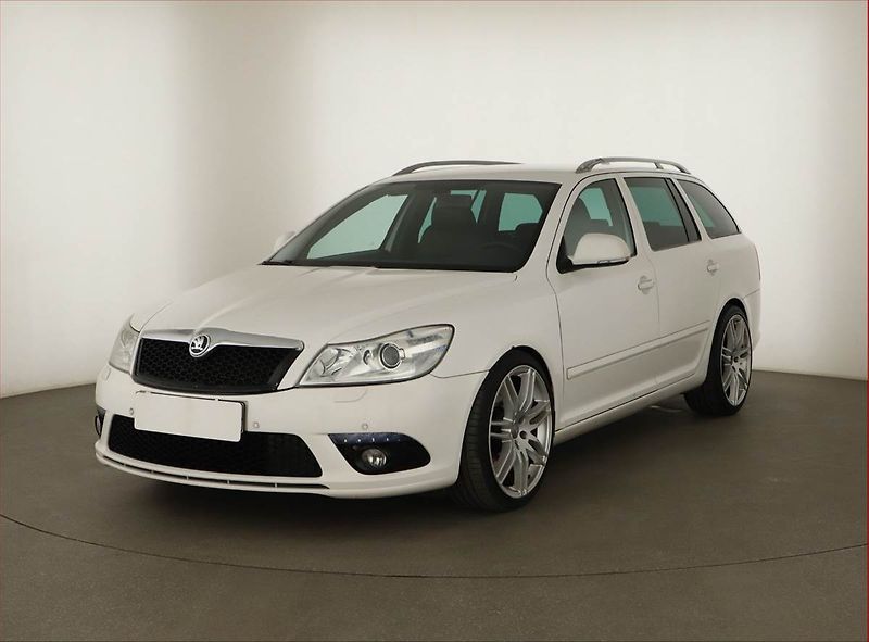 Škoda Octavia (2011) RS 2.0 TSI, Xenony, Tempomat - fotka 2 z 15