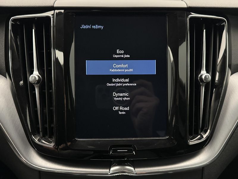 Volvo XC60 B4 AWD MOMENTUM PRO AUT CZ - fotka 32 z 37