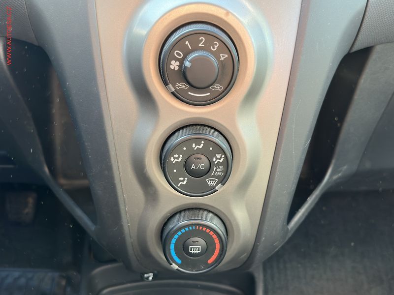 Toyota Yaris (2009) 1.3i, ČR, Klima - fotka 13 z 16
