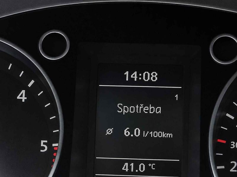 Palubní počítač ukazuje spotřebu pouze orientačně. Nejpřesněji ji zjistíte podle množství dotankovaného paliva a ujetých kilometrů.