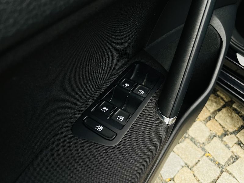 Volkswagen Golf 1.0TSI MANUÁL VÝHŘEV TAŽNÉ  - fotka 28 z 38