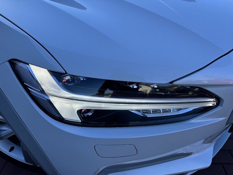 Volvo V90 (2018) 2.0D AWD Ocean Race LED - fotka 33 z 46