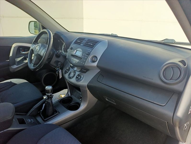 Toyota RAV4 2,2 D-4D 4x4 Aut.klimatizace - fotka 26 z 32