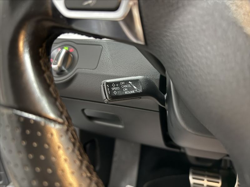 Volkswagen Passat 2,0   TDI DSG R-LINE 130kW NAV - fotka 13 z 39